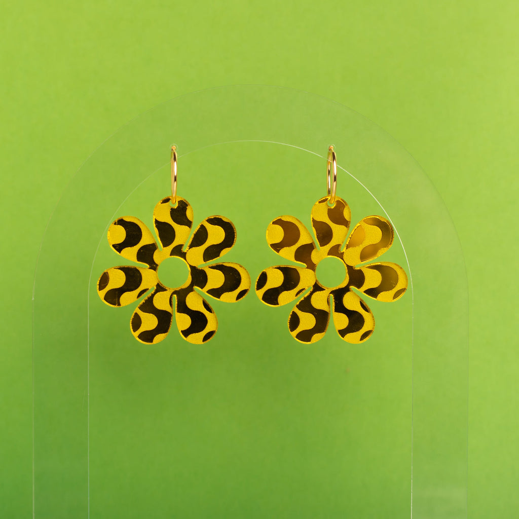 The Wavy Dazey Hoop Earrings